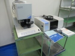 赤外分光光度計（フーリエ変換）　<br />
島津製作所　FTIR-8400　<br />
350～7800nm